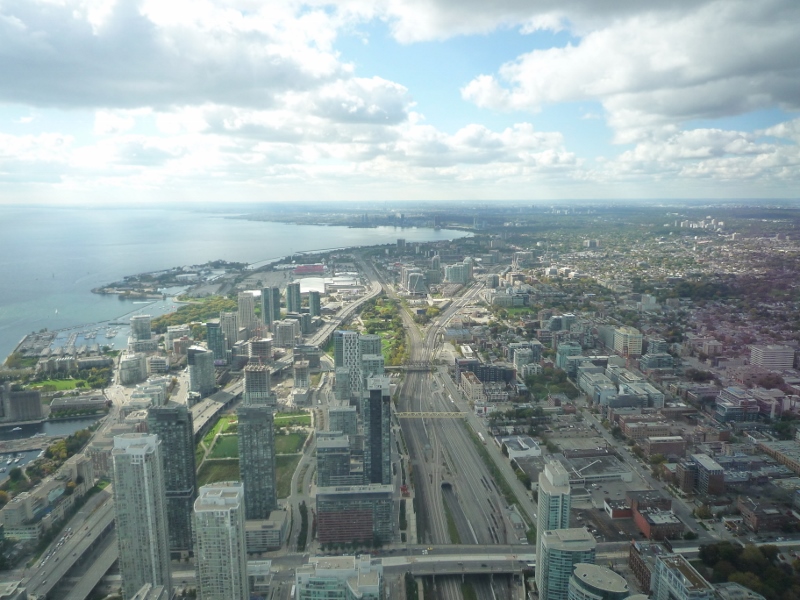 P1050446 (800x600)Vue de la CN Tower sur Toronto