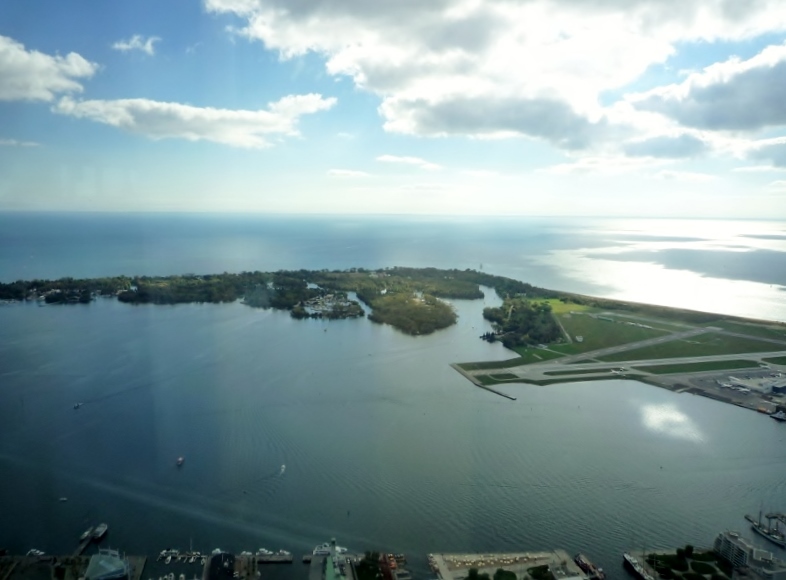 Vue de la CN Tower sur Toronto et le lac